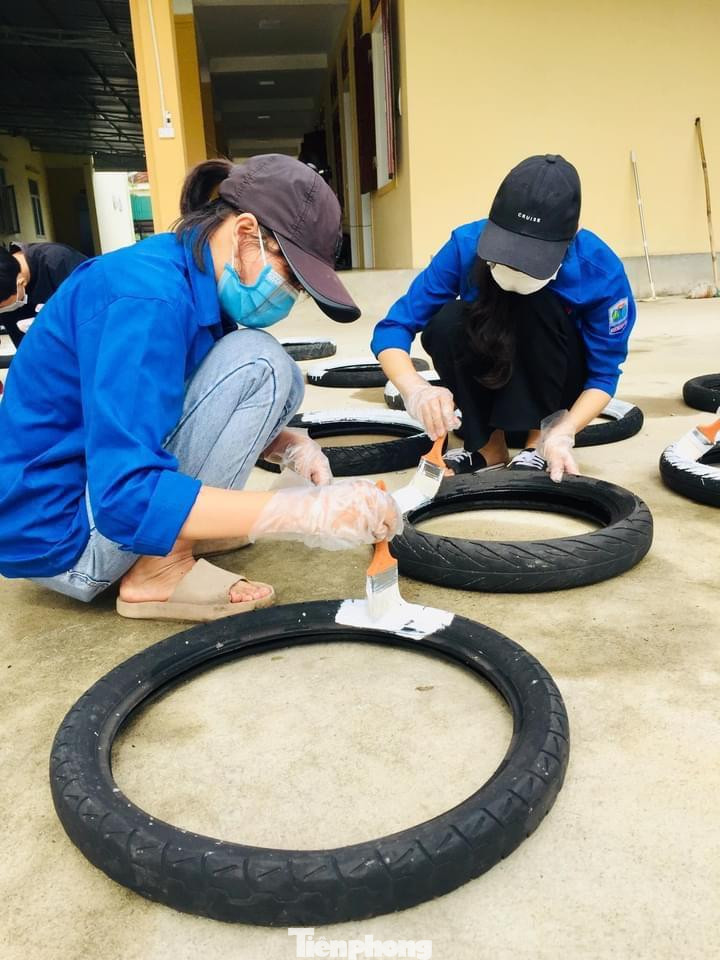 Mỗi thang được kết từ 5 -7 chiếc lốp, dài gần 10m, được phủ một lớp sơn màu trắng hoặc đỏ, lắp đặt dọc hai bên bờ sông Đào, thuận lợi cho việc lên xuống. (Ảnh: TH)