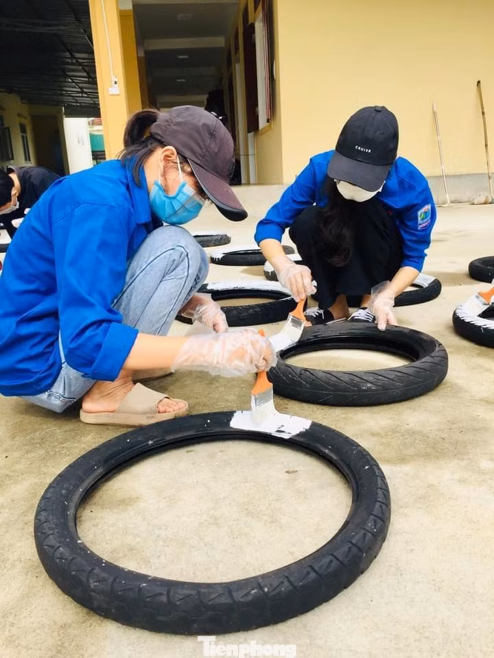 Mỗi thang được kết từ 5 -7 chiếc lốp, dài gần 10m, được phủ một lớp sơn màu trắng hoặc đỏ, lắp đặt dọc hai bên bờ sông Đào, thuận lợi cho việc lên xuống. (Ảnh: TH)