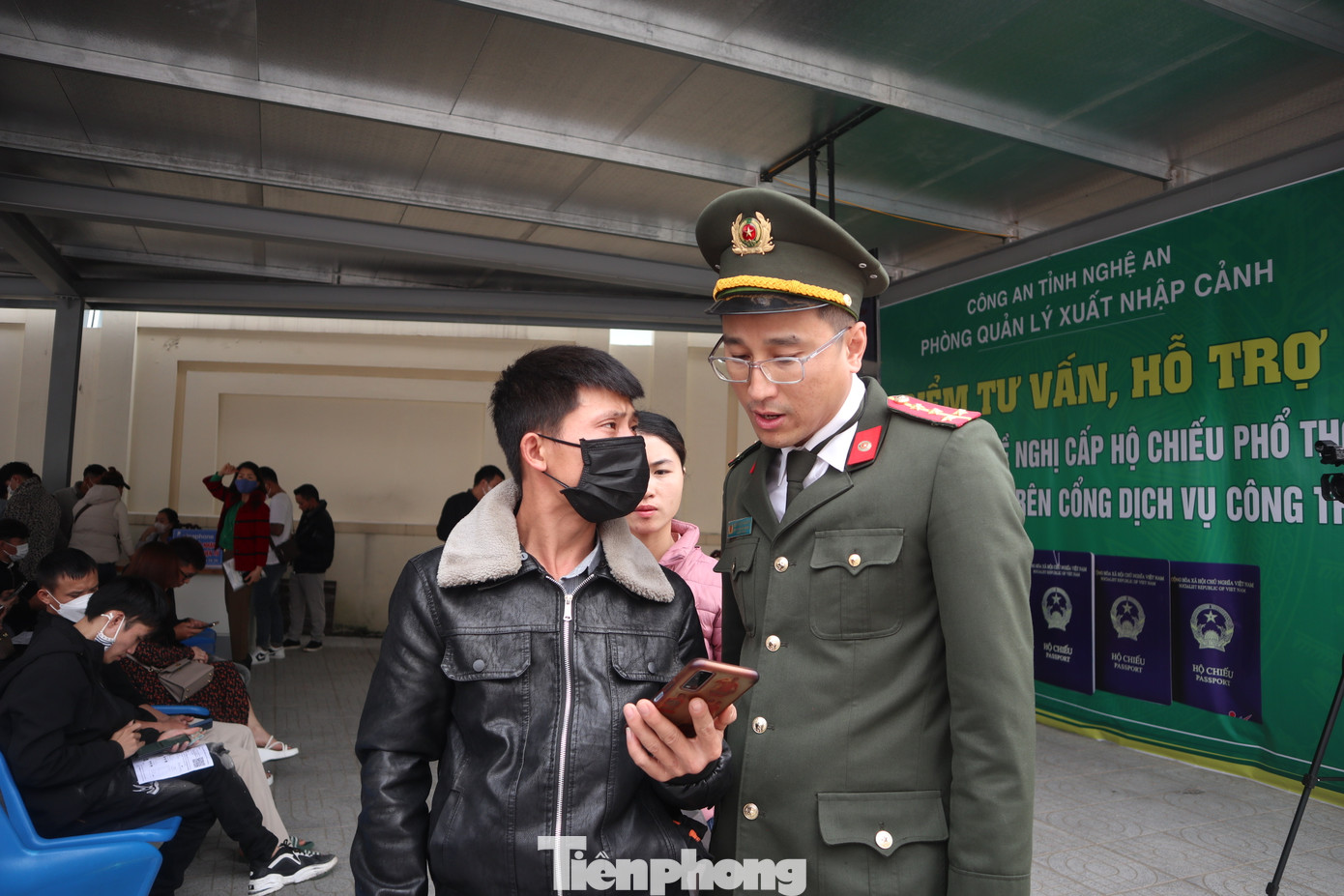 Đoàn thanh niên Công an tỉnh Nghệ An hướng dẫn người dân đăng ký làm hộ chiếu online