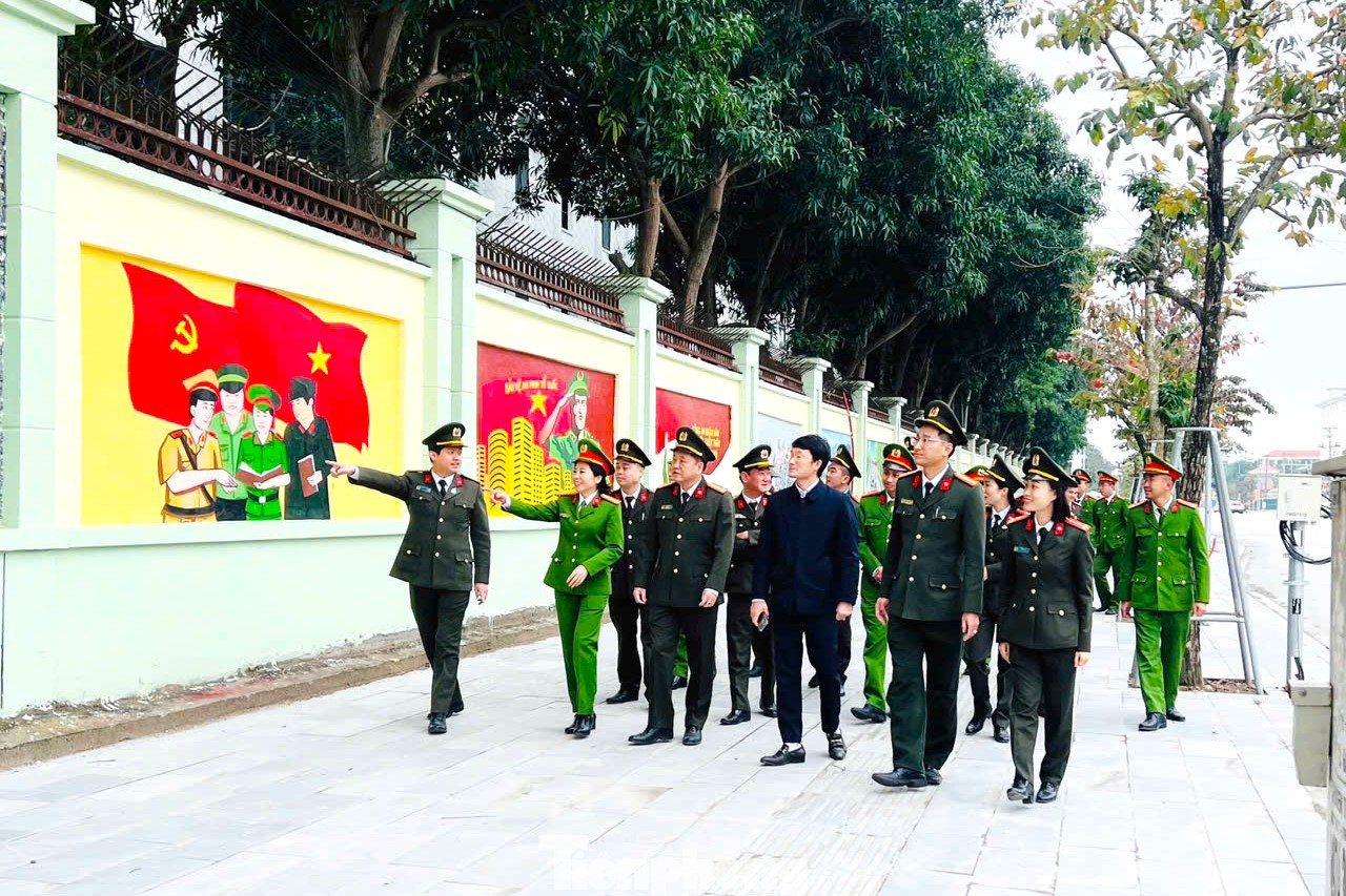 Công trình “Con đường bích họa” đã góp phần tô điểm thêm cảnh sắc khuôn viên quanh trụ sở Công an tỉnh Nghệ An, hướng tới chào mừng Đại hội Đảng bộ Công an tỉnh Nghệ An, nhiệm kỳ 2025 - 2030.