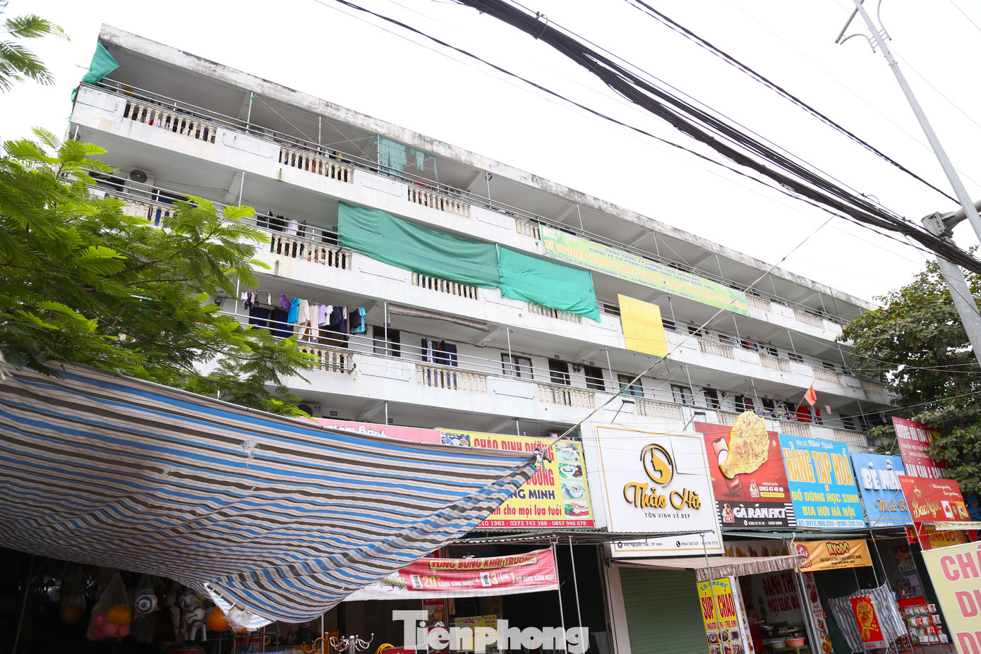 Một căn nhà cho thuê khép kín trên đường Nguyễn Trãi, TP Vinh cũng tiềm ẩn nguy cơ cháy, nổ cao khi phía dưới tầng 1 được cho thuê kinh doanh, buôn bán.