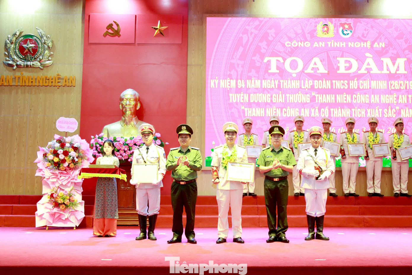 Lãnh đạo Công an tỉnh Nghệ An trao Bằng khen cho cán bộ, đoàn viên thanh niên Công an Nghệ An tiêu biểu, Công an xã có thành tích xuất sắc. Lãnh đạo Công an tỉnh Nghệ An trao Bằng khen cho cán bộ, đoàn viên thanh niên Công an Nghệ An tiêu biểu, Công an xã có thành tích xuất sắc.