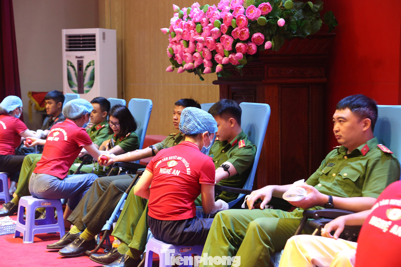 Đông đảo cán bộ, chiến sĩ tham gia hiến máu tình nguyện.