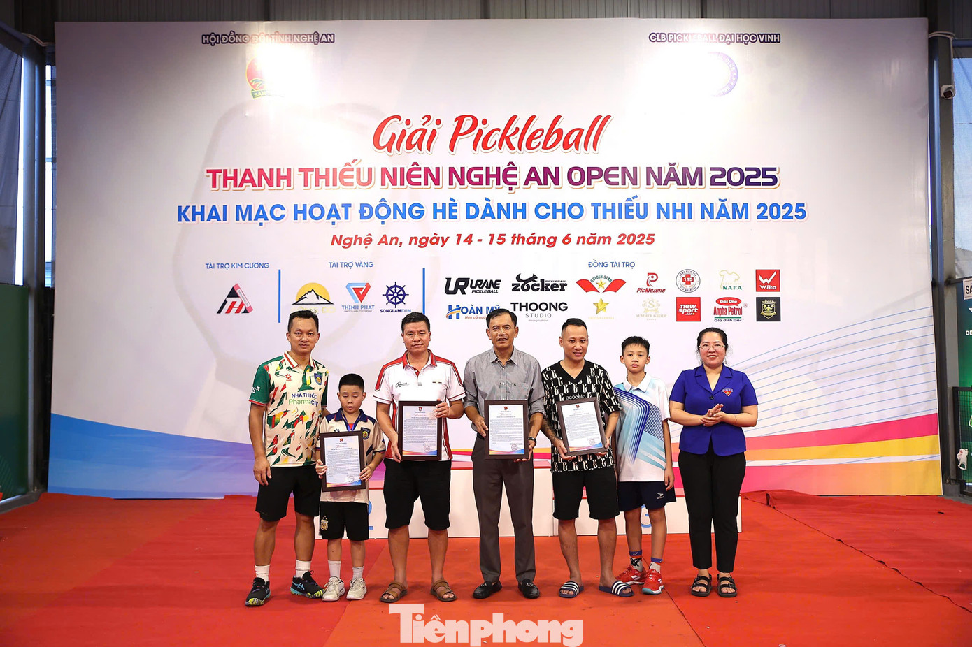 Ban Tổ chức trao giải cho 4 câu lạc bộ có vận động viên tham gia chất lượng cao nhất và số lượng đông nhất Ban Tổ chức trao giải cho 4 câu lạc bộ có vận động viên tham gia chất lượng cao nhất và số lượng đông nhất