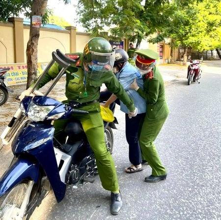 Đại uý Cường chở ông cụ về nhà