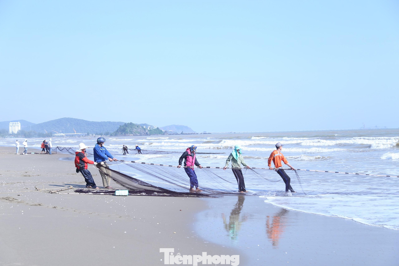 Từ sáng sớm, bãi biển Cửa Lò đã rộn ràng tiếng gọi nhau í ới của những người đi kéo lưới rùng. Khi lưới đã được giăng ra ngoài biển, mọi người trên bờ chia thành 2 tốp, mỗi bên 4 - 5 người cầm dây rùng kéo lên, các loại cá biển sẽ lọt vào trong lưới. Từ sáng sớm, bãi biển Cửa Lò đã rộn ràng tiếng gọi nhau í ới của những người đi kéo lưới rùng. Khi lưới đã được giăng ra ngoài biển, mọi người trên bờ chia thành 2 tốp, mỗi bên 4 - 5 người cầm dây rùng kéo lên, các loại cá biển sẽ lọt vào trong lưới.