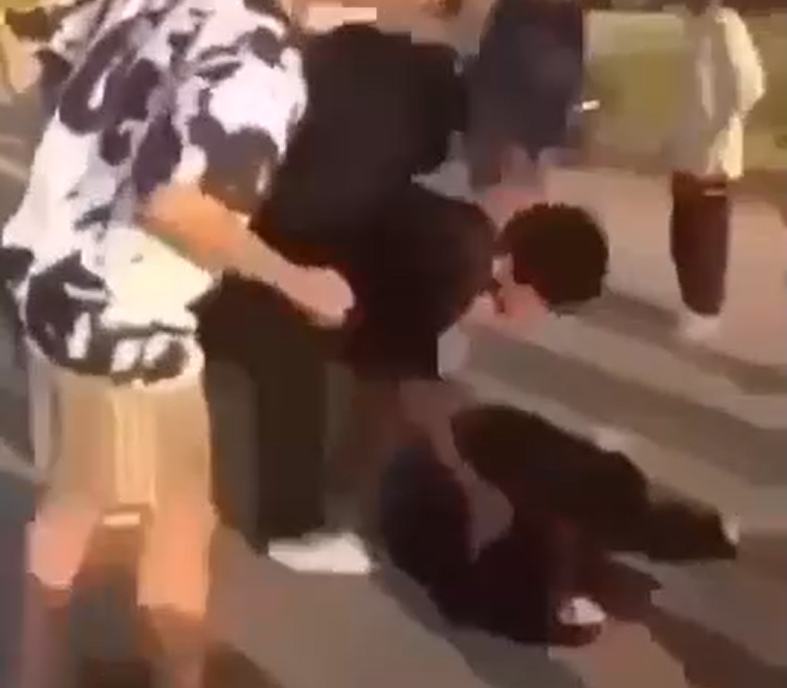 Nữ sinh bị đánh đến bất tỉnh giữa đường.