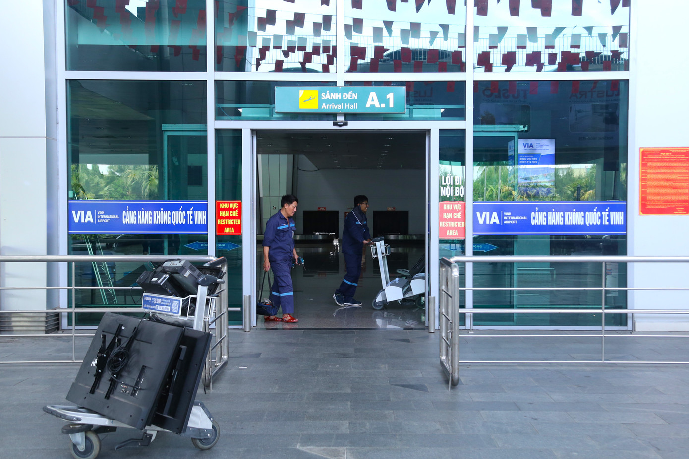 Trong thời gian sân bay Vinh tạm đóng cửa, các hãng hàng không đều phát thông báo hướng dẫn hành khách đổi chuyến, hoàn vé miễn phí, đồng thời khuyến nghị các phương án di chuyển thay thế qua các sân bay lân cận như Thọ Xuân (Thanh Hóa), Đồng Hới (Quảng Bình). Các hãng cũng điều chỉnh lại lịch bay, tăng tần suất các đường bay phù hợp trong thời gian sân bay Vinh tạm ngưng hoạt động. Trong thời gian sân bay Vinh tạm đóng cửa, các hãng hàng không đều phát thông báo hướng dẫn hành khách đổi chuyến, hoàn vé miễn phí, đồng thời khuyến nghị các phương án di chuyển thay thế qua các sân bay lân cận như Thọ Xuân (Thanh Hóa), Đồng Hới (Quảng Bình). Các hãng cũng điều chỉnh lại lịch bay, tăng tần suất các đường bay phù hợp trong thời gian sân bay Vinh tạm ngưng hoạt động.