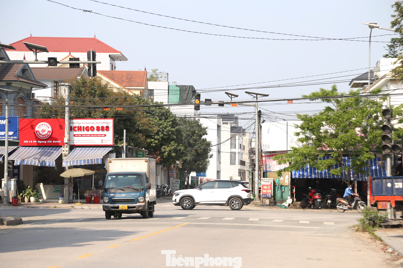 Trên địa bàn thành phố Vinh hiện có 10 cụm đèn giao thông hoạt động chập chờn ở các nút giao gồm: đường Nguyễn Du - Nguyễn Thúc Đồng; ngã 5 đảo Hải quan; ngã tư Maximart; đường Ngô Gia Tự - Nguyễn Cảnh Hoan; quốc lộ 1A cũ - quốc lộ 1A mới. Đảo C9 (đường Kim Đồng - Lê Hồng Phong - Nguyễn Thị Minh Khai); bến xe Bắc Vinh; đường Nguyễn Gia Thiều - Tôn Thất Tùng; đường Trương Văn Lĩnh - Lý Tự Trọng. Thành phố Vinh dự kiến chi khoảng 7 tỷ đồng để cải tạo và lắp đặt hệ thống cáp ngầm.