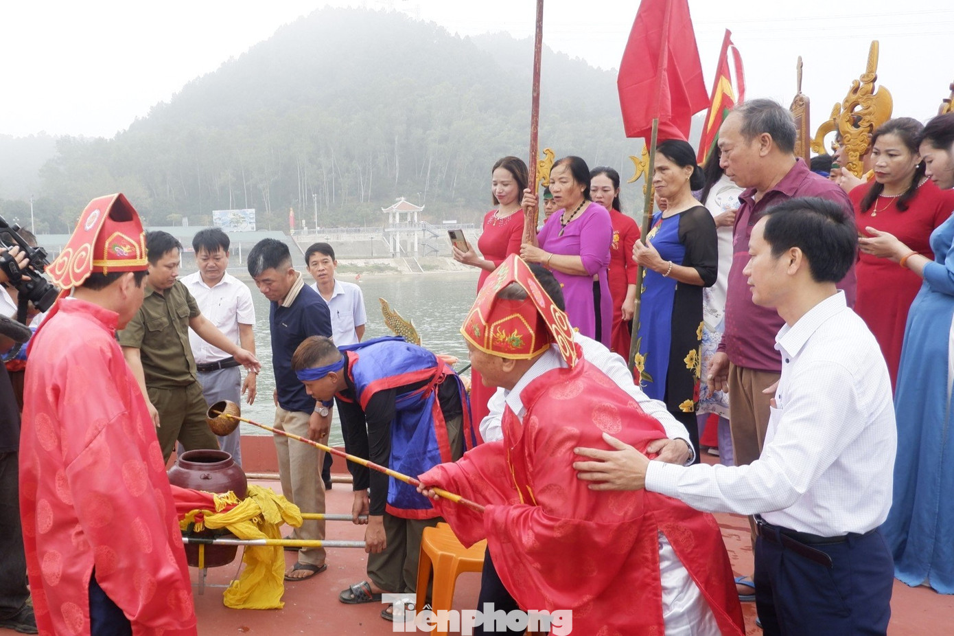 Sau khi dâng hương báo cáo thần sông, thần núi và anh linh vua Mai Hắc Đế, cụ Nguyễn Quang Chư (90 tuổi) xin được múc nước sông Lam về làm lễ tại Đền. Cụ Chư cũng là người múc gáo nước đầu tiên đổ vào chum sành. Sau đó các đại biểu trên thuyền thay nhau múc nước đổ vào chum. Nước được lấy bằng những chiếc gáo dừa có cán dài và chỉ những người có uy tín do ban tổ chức tiến cử mới vinh dự thực hiện nghi thức này. Sau khi dâng hương báo cáo thần sông, thần núi và anh linh vua Mai Hắc Đế, cụ Nguyễn Quang Chư (90 tuổi) xin được múc nước sông Lam về làm lễ tại Đền. Cụ Chư cũng là người múc gáo nước đầu tiên đổ vào chum sành. Sau đó các đại biểu trên thuyền thay nhau múc nước đổ vào chum. Nước được lấy bằng những chiếc gáo dừa có cán dài và chỉ những người có uy tín do ban tổ chức tiến cử mới vinh dự thực hiện nghi thức này.