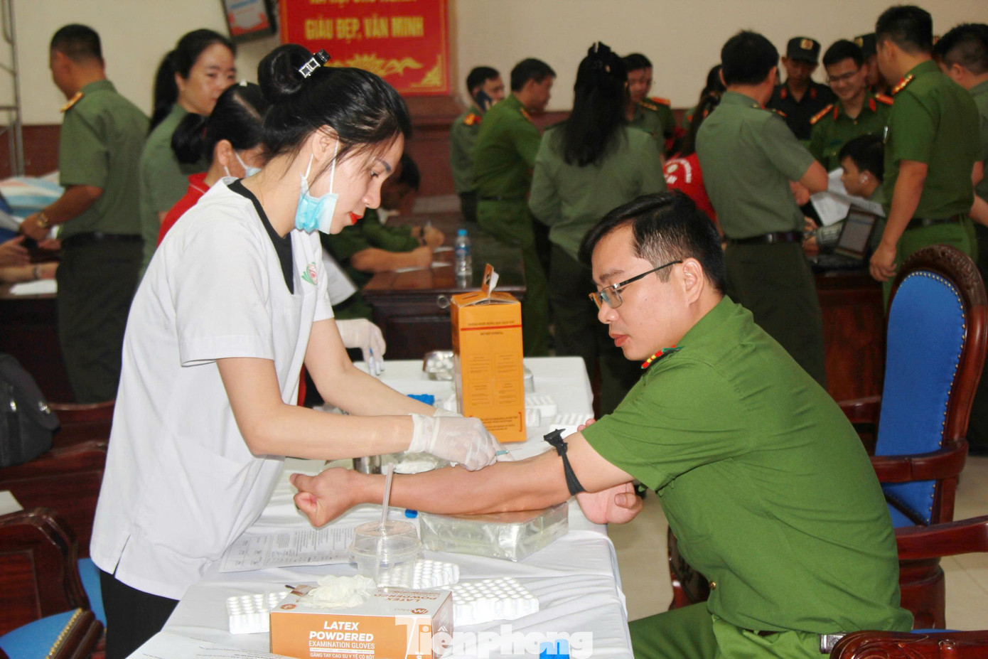 Cán bộ, chiến sĩ được khám sàng lọc trước khi hiến máu. Cán bộ, chiến sĩ được khám sàng lọc trước khi hiến máu.