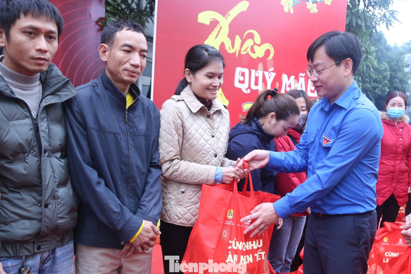 Anh Trần Hữu, Ủy viên Ban Thường vụ, Trưởng Ban Thanh niên công nhân và Đô thị T.Ư Đoàn tặng quà cho các thanh niên công nhân khó khăn