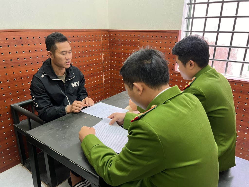 Trần Văn Hòa tại cơ quan Công an