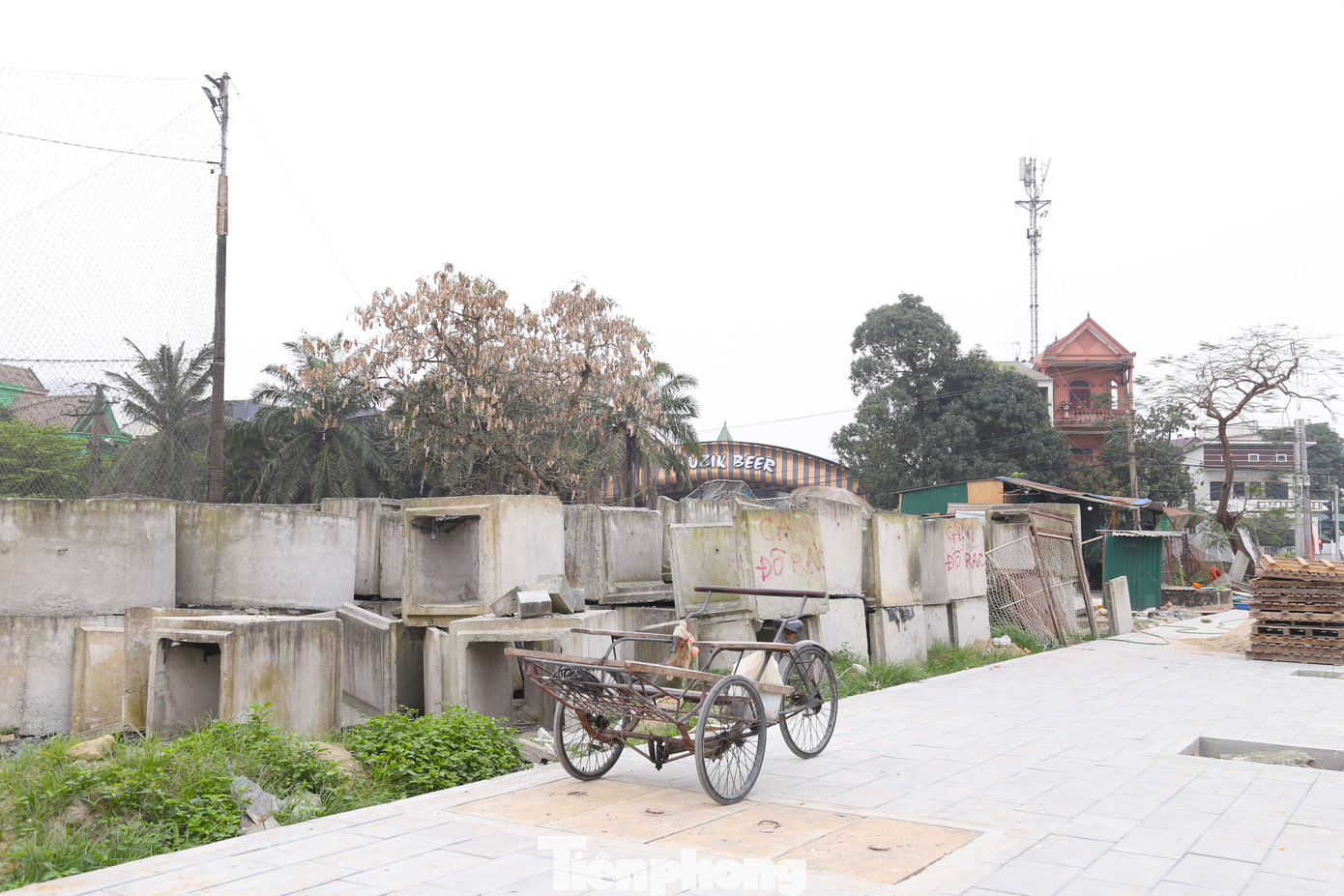 Theo ghi nhận, hiện tuyến đường Lý Thường Kiệt vẫn còn dang dở. Vỉa hè hai bên đường ngổn ngang rác thải và vật liệu xây dựng. Do chưa được giải quyết dứt điểm về đền bù giải phóng mặt bằng, nên có thời điểm, một số hộ dân đã đặt thùng container giữa đường, cản trở việc thi công. Theo ghi nhận, hiện tuyến đường Lý Thường Kiệt vẫn còn dang dở. Vỉa hè hai bên đường ngổn ngang rác thải và vật liệu xây dựng. Do chưa được giải quyết dứt điểm về đền bù giải phóng mặt bằng, nên có thời điểm, một số hộ dân đã đặt thùng container giữa đường, cản trở việc thi công.