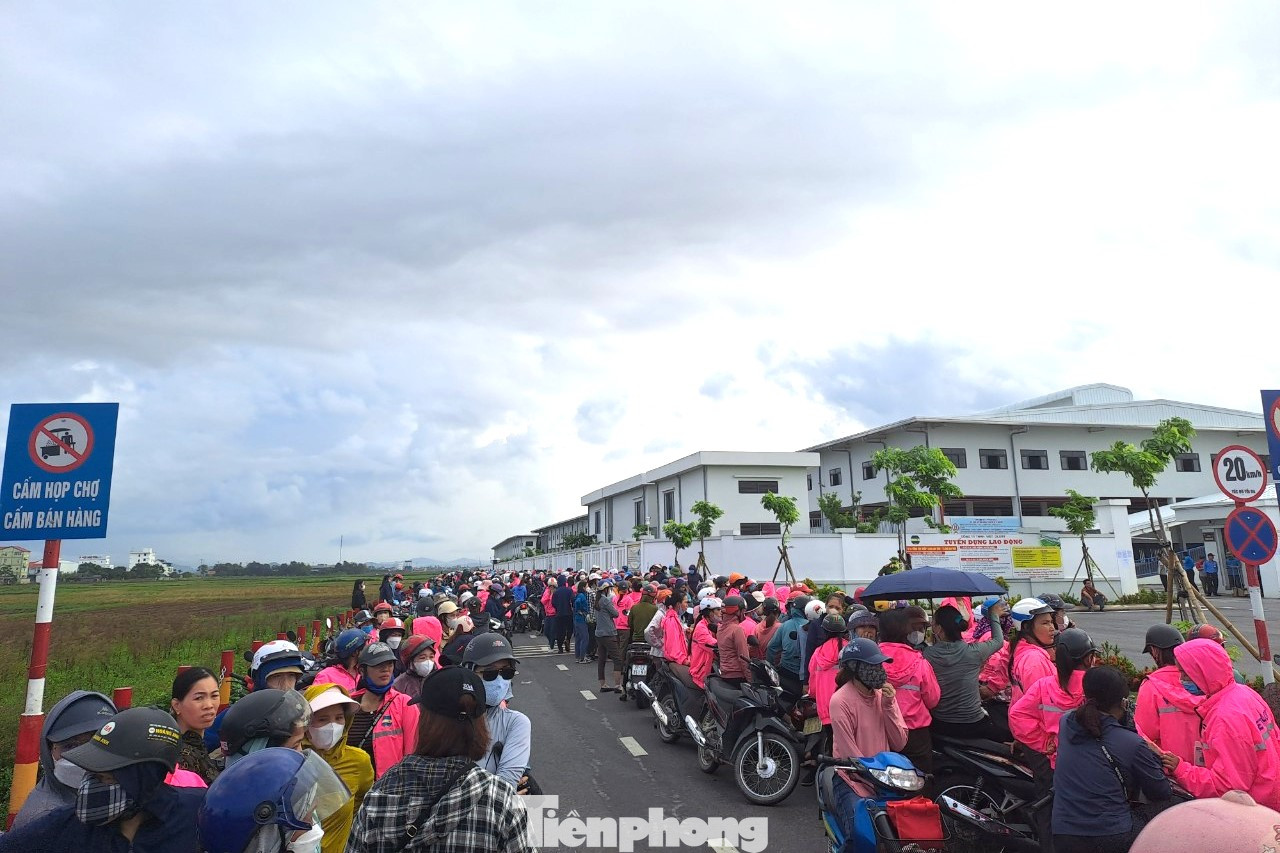 Công nhân vẫn tập trung trước cổng công ty sáng nay nhưng không vào làm việc Công nhân vẫn tập trung trước cổng công ty sáng nay nhưng không vào làm việc