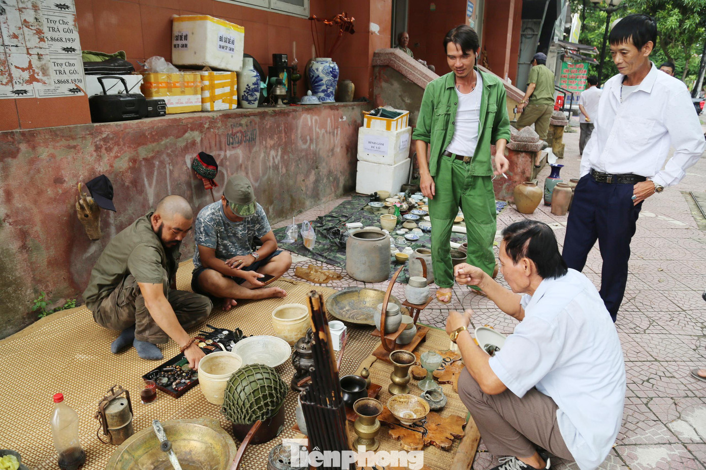 Hai ngày thứ 7, chủ nhật hàng tuần, hội những người đam mê đồ cổ trên địa bàn Nghệ An và các tỉnh, thành đều đổ về tuyến đường Đinh Công Tráng, TP Vinh để giao lưu, mua bán những món đồ cổ sưu tầm được.