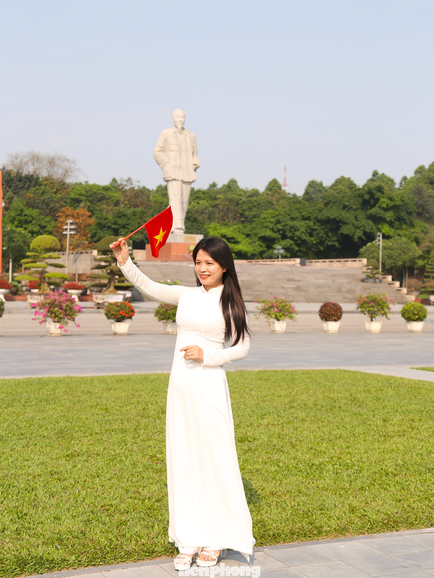 Hướng về ngày lễ trọng đại, thiêng liêng của đất nước, các bạn trẻ đã đến Quảng trường Hồ Chí Minh để lưu giữ lại những khoảnh khắc đáng nhớ.