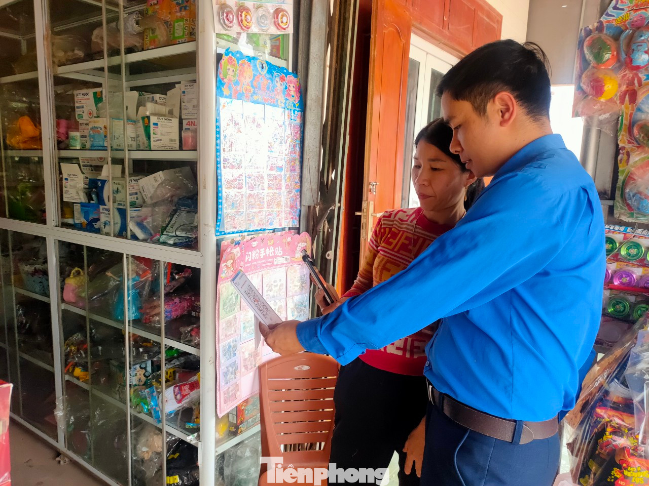 Đoàn viên thanh niên hướng dẫn tiểu thương quét mã QR