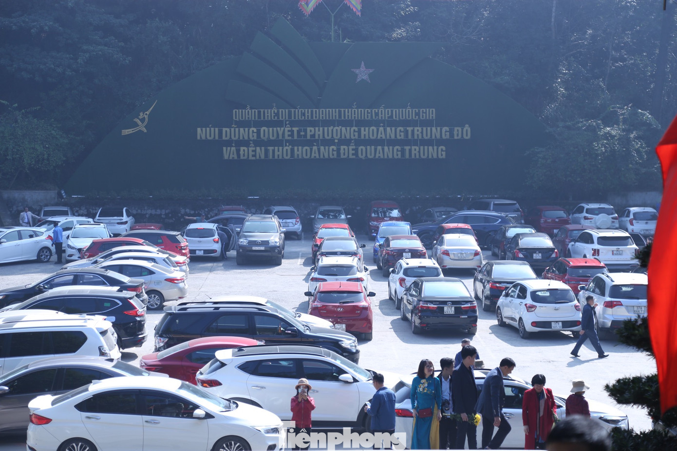 Với giá trị lịch sử to lớn, đền thờ Hoàng đế Quang Trung đã trở thành điểm đến hấp dẫn của du khách thập phương vào dịp đầu Xuân năm mới.