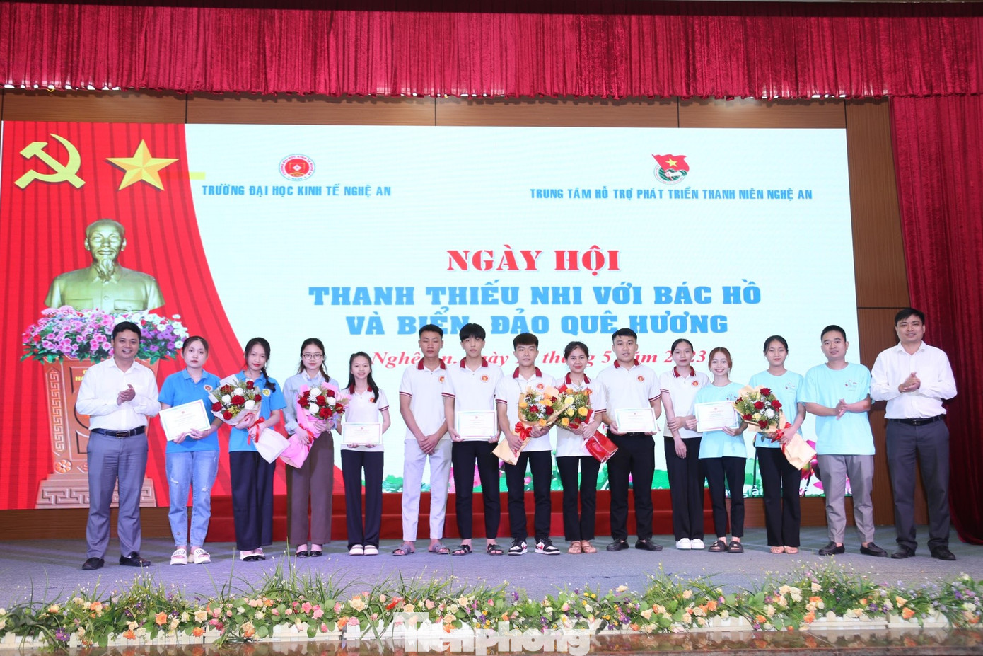 Trao giải phần thi “Tìm hiểu về cuộc đời sự nghiệp của Chủ tịch Hồ Chí Minh”. Trao giải phần thi “Tìm hiểu về cuộc đời sự nghiệp của Chủ tịch Hồ Chí Minh”.