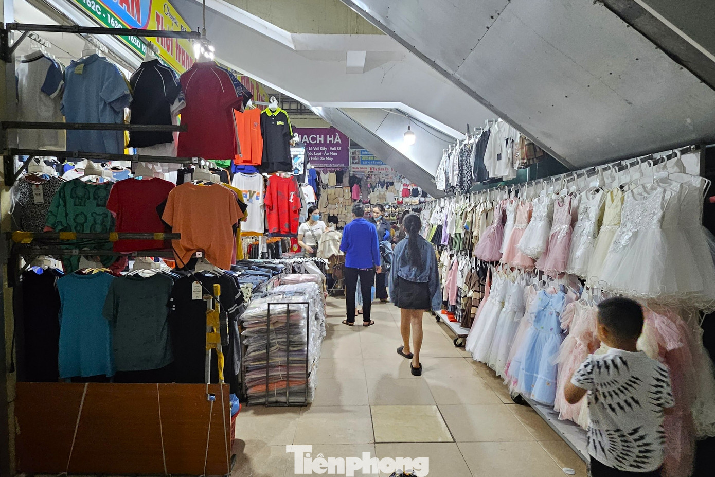 Đại diện Ban quản lý chợ Vinh cho biết, đến nay có khoảng 90% số hộ tại đình chính chợ Vinh đã trở lại kinh doanh. “Ngay khi nắm được tình hình tiểu thương đóng cửa, Ban quản lý đã tăng cường vận động, tuyên truyền người dân mở lại quầy kệ để tránh làm đứt gãy chuỗi cung ứng hàng hóa. Đồng thời, hướng dẫn các hộ chuẩn bị đầy đủ giấy tờ, hóa đơn, niêm yết giá để không bị động nếu có đoàn kiểm tra”, đại diện Ban quản lý chợ Vinh cho hay.