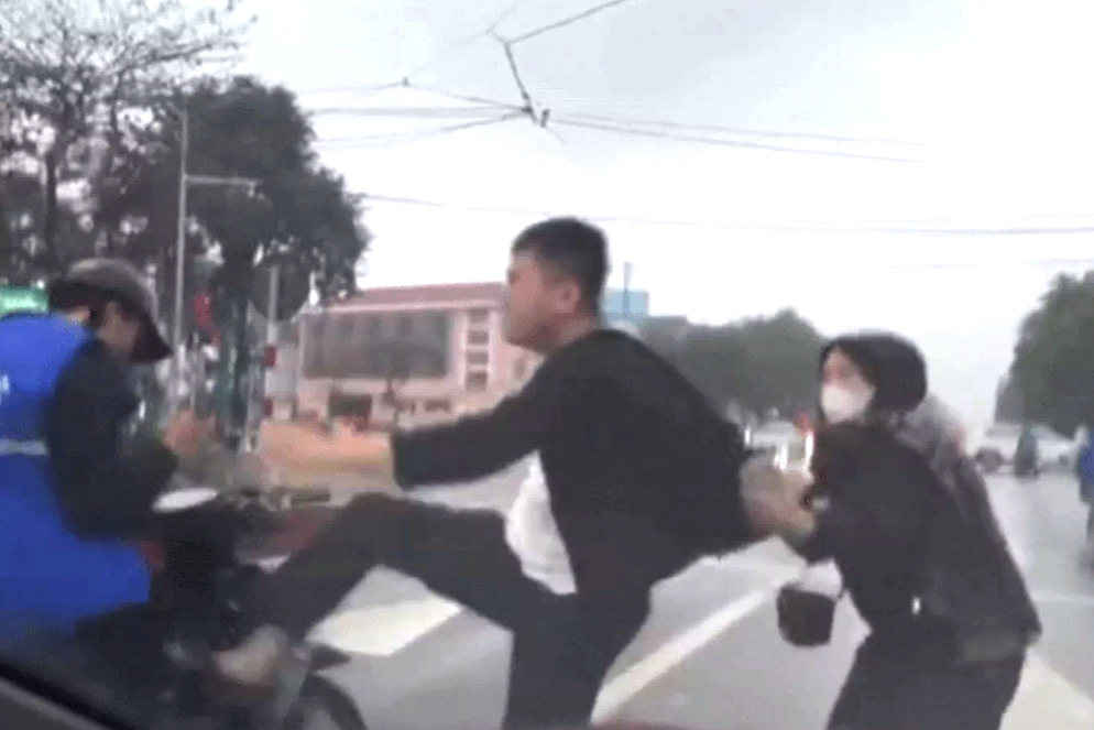 Chị Thảo cố gắng can ngăn người đàn ông đánh nam sinh