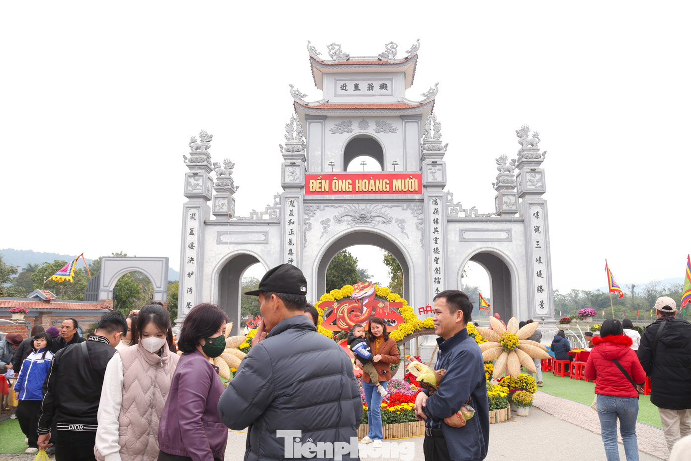 Đền Ông Hoàng Mười nằm trên địa bàn xóm Xuân Am (xã Hưng Thịnh, huyện Hưng Nguyên, Nghệ An), được xây dựng từ thời hậu Lê (thế kỷ XVII), được công nhận là Di tích Lịch sử - văn hóa cấp tỉnh. Đền là nơi thờ thần Hoàng Mười, người có công hộ quốc bảo dân, chở che cuộc sống cộng đồng, được nhân dân khắp mọi miền ngưỡng mộ và tôn kính. Đền còn thờ các vị phúc thần: Lê Khôi, Quận công Trịnh Trung, Song Đồng Ngọc Nữ, Nguyễn Duy Lạc và hệ thống đạo Mẫu tứ phủ, mà người đứng đầu là Thánh Mẫu Liễu Hạnh. Đền Ông Hoàng Mười nằm trên địa bàn xóm Xuân Am (xã Hưng Thịnh, huyện Hưng Nguyên, Nghệ An), được xây dựng từ thời hậu Lê (thế kỷ XVII), được công nhận là Di tích Lịch sử - văn hóa cấp tỉnh. Đền là nơi thờ thần Hoàng Mười, người có công hộ quốc bảo dân, chở che cuộc sống cộng đồng, được nhân dân khắp mọi miền ngưỡng mộ và tôn kính. Đền còn thờ các vị phúc thần: Lê Khôi, Quận công Trịnh Trung, Song Đồng Ngọc Nữ, Nguyễn Duy Lạc và hệ thống đạo Mẫu tứ phủ, mà người đứng đầu là Thánh Mẫu Liễu Hạnh.
