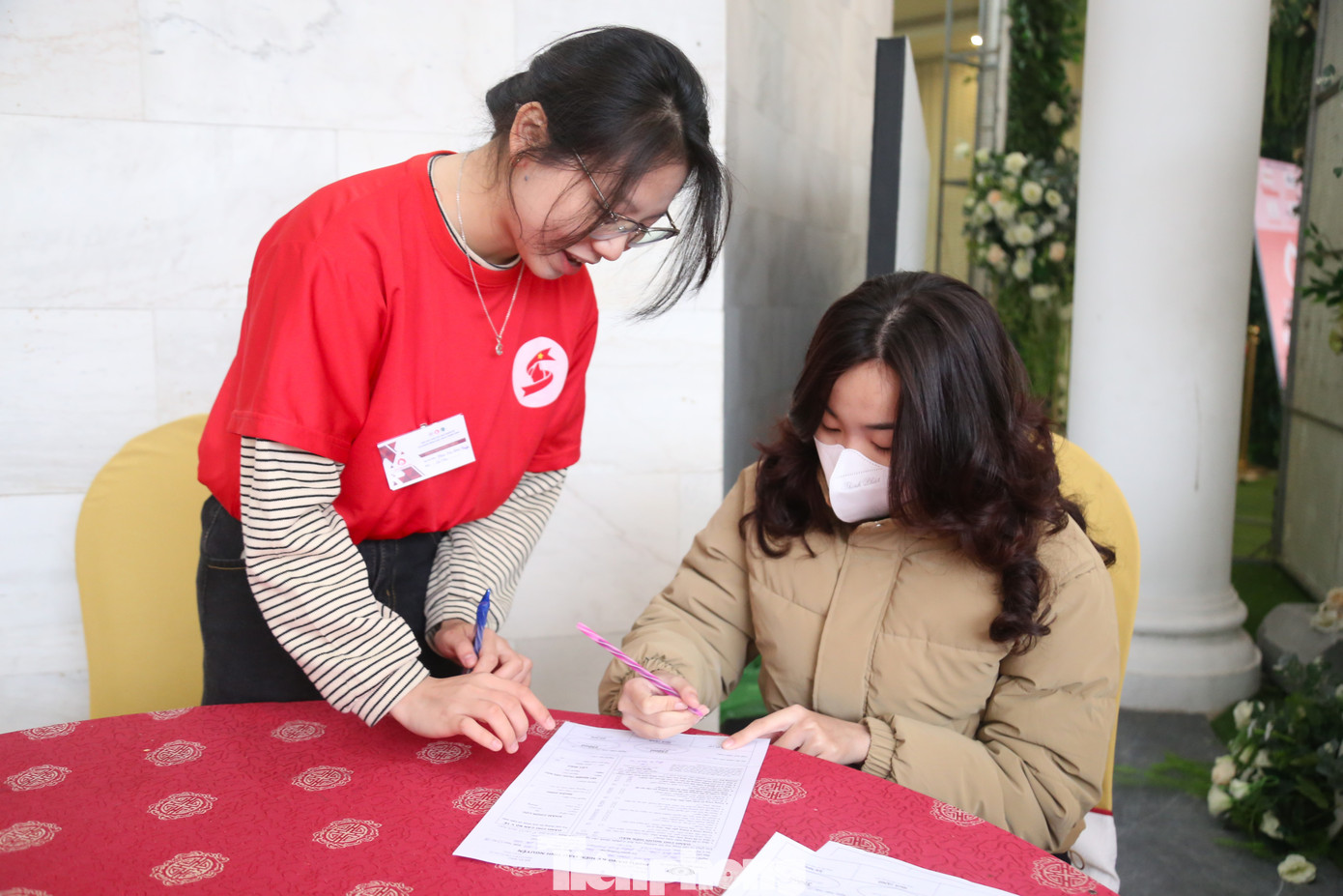 Hướng dẫn người dân đăng ký tham gia hiến máu.