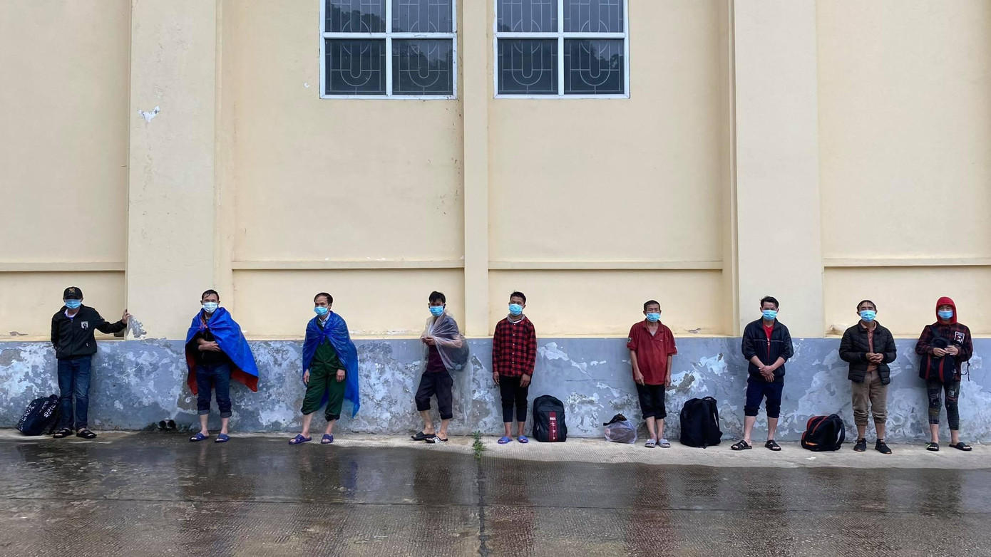 Các đối tượng bị xử phạt, đưa đi cách ly theo quy định.