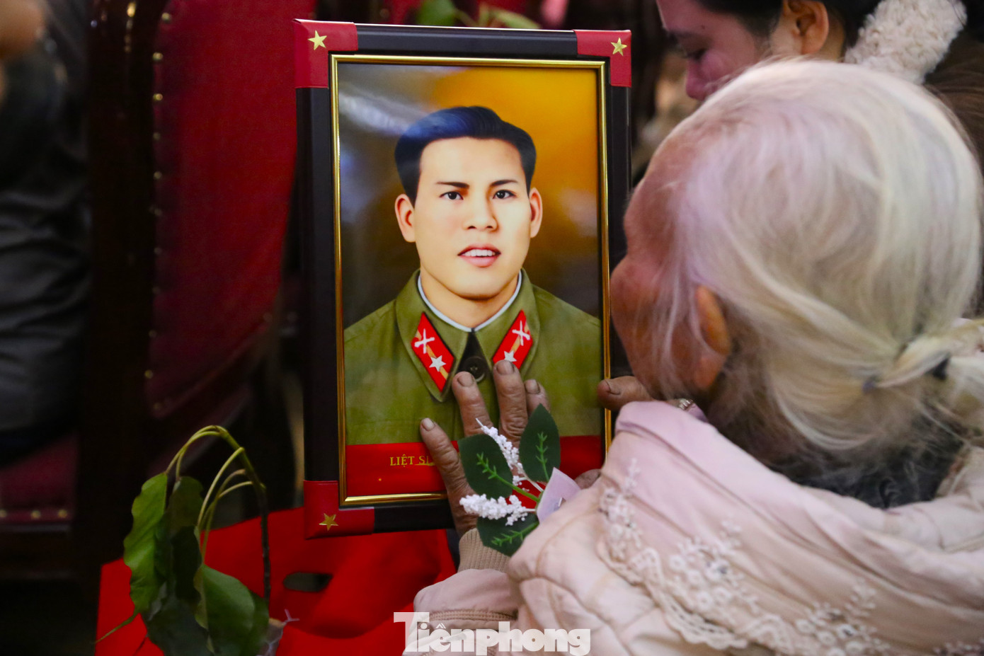 Thân nhân các gia đình liệt sĩ xúc động khi nhận bức ảnh với những đường nét rõ ràng, chân thực về người thân của mình. `