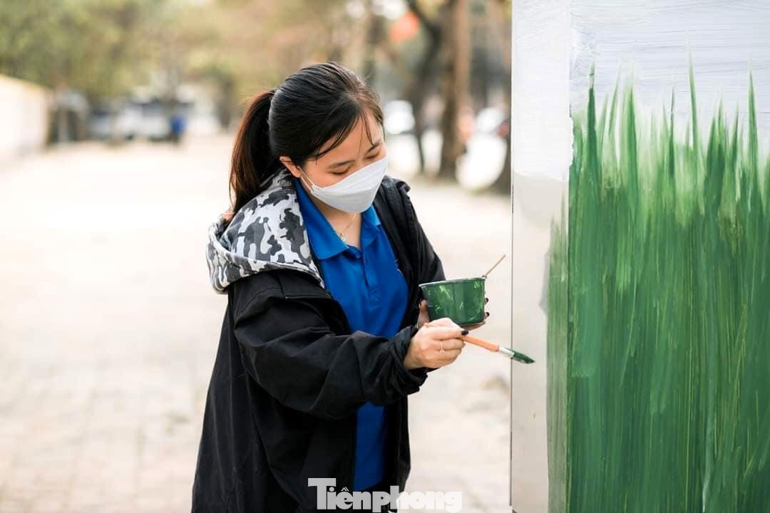 Thay vì bị dán tờ rơi quảng cáo, viết vẽ những nội dung không phù hợp, các tủ điện giờ đây là điểm sáng trong phong trào xây dựng đường phố văn minh, đô thị xanh, sạch đẹp.