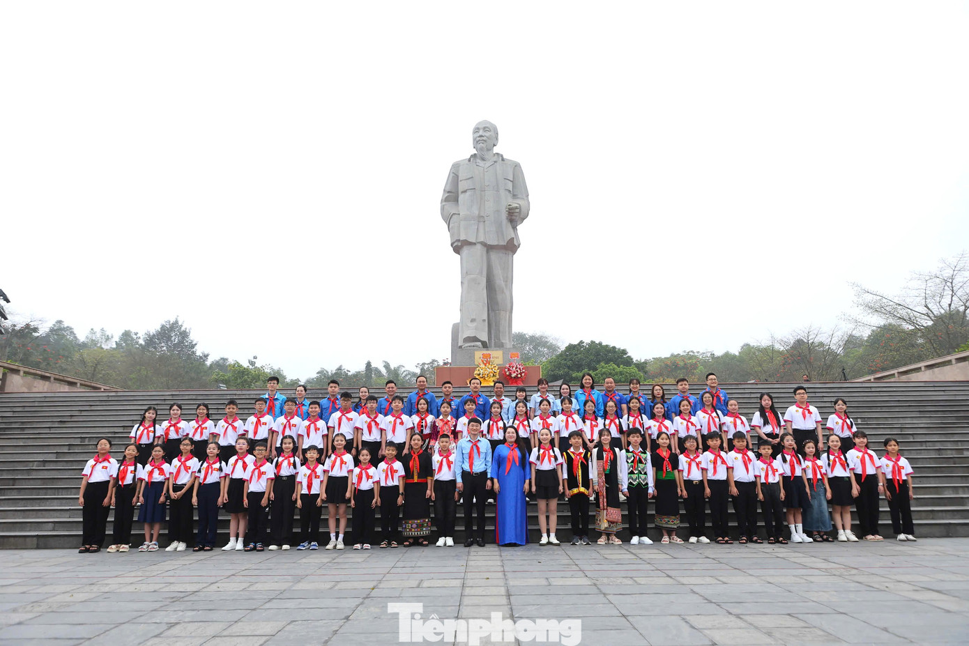 Sáng cùng ngày, Ban Thường vụ Tỉnh Đoàn, Hội đồng Đội tỉnh Nghệ An đã tổ chức Lễ dâng hương và báo công với Bác tại Quảng trường Hồ Chí Minh. Sáng cùng ngày, Ban Thường vụ Tỉnh Đoàn, Hội đồng Đội tỉnh Nghệ An đã tổ chức Lễ dâng hương và báo công với Bác tại Quảng trường Hồ Chí Minh.