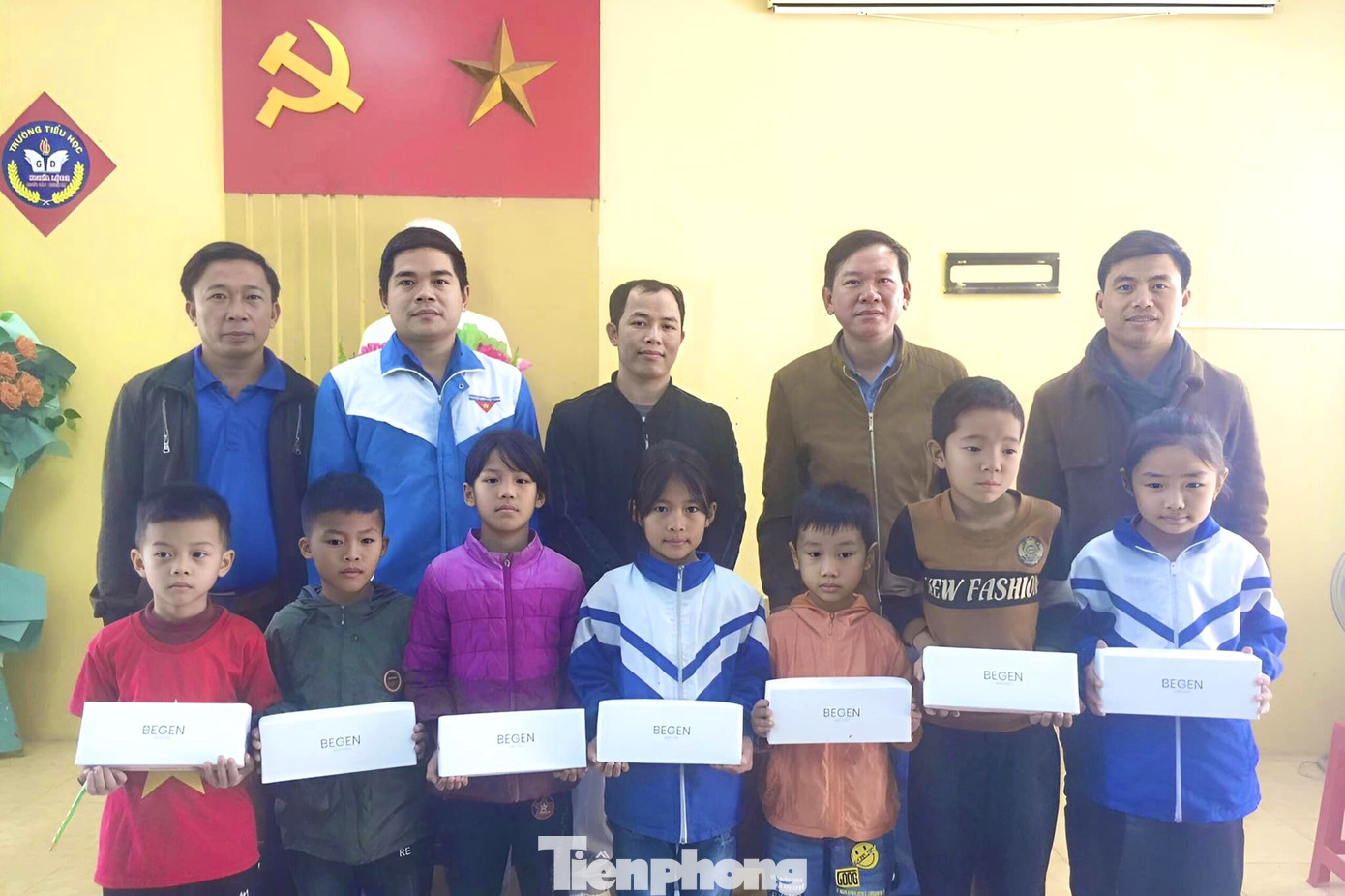 Trao tặng nhiều phần quà cho các học sinh có hoàn cảnh đặc biệt khó khăn.