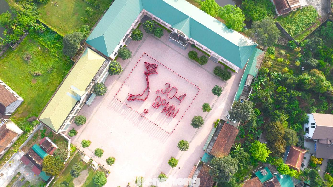 Hướng tới kỷ niệm 50 năm ngày Giải phóng miền Nam, thống nhất đất nước (30/4/1975 - 30/4/2025), hơn 600 học sinh trường THCS Tân Dân, huyện Nam Đàn, Nghệ An đã đồng diễn xếp hình bản đồ Việt Nam. Ảnh: T.Hiền