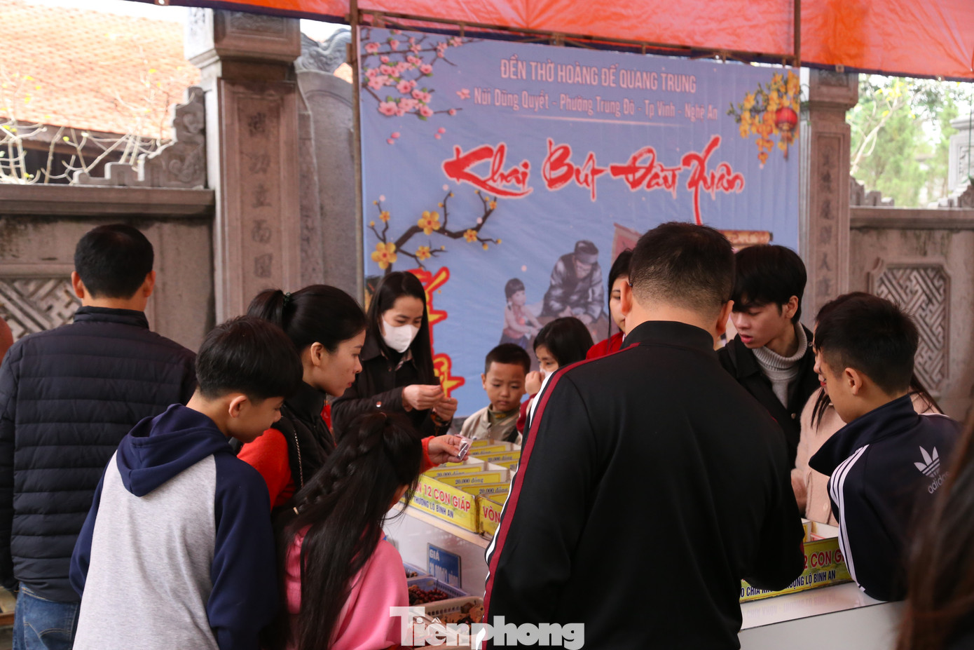 Tranh thủ lựa chọn vài món đồ lưu niệm.