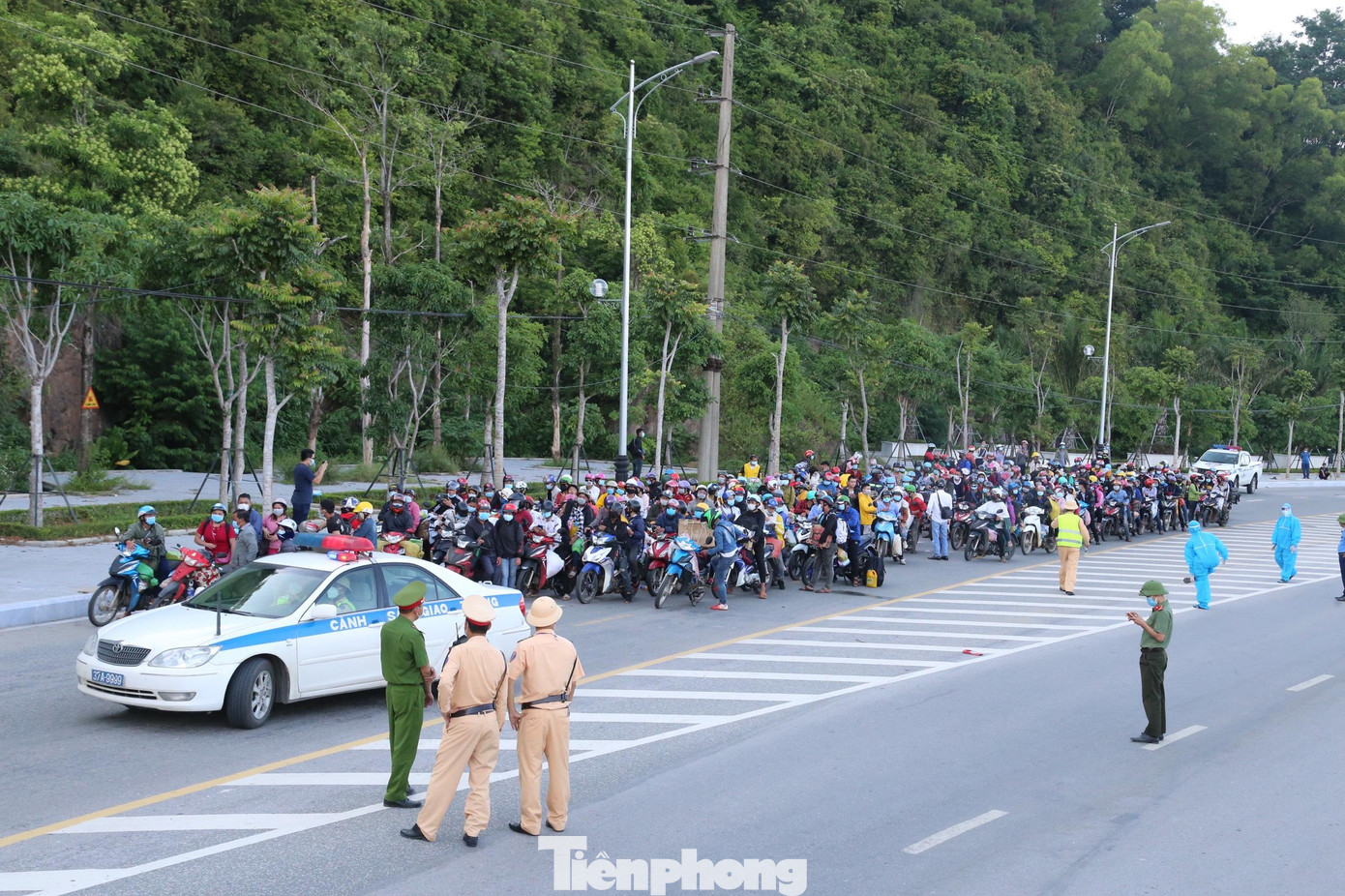 Chiều 4/10, một đoàn người đi hơn 300 xe máy từ các tỉnh phía Nam nối đuôi nhau về tới cầu Bến Thủy 2. Đoàn xe được hướng dẫn chạy vào tuyến đường ven núi Quyết để dễ kiểm soát, tránh ùn tắc. Tất cả những người này đều là công nhân ở các tỉnh phía Nam về quê tránh dịch.