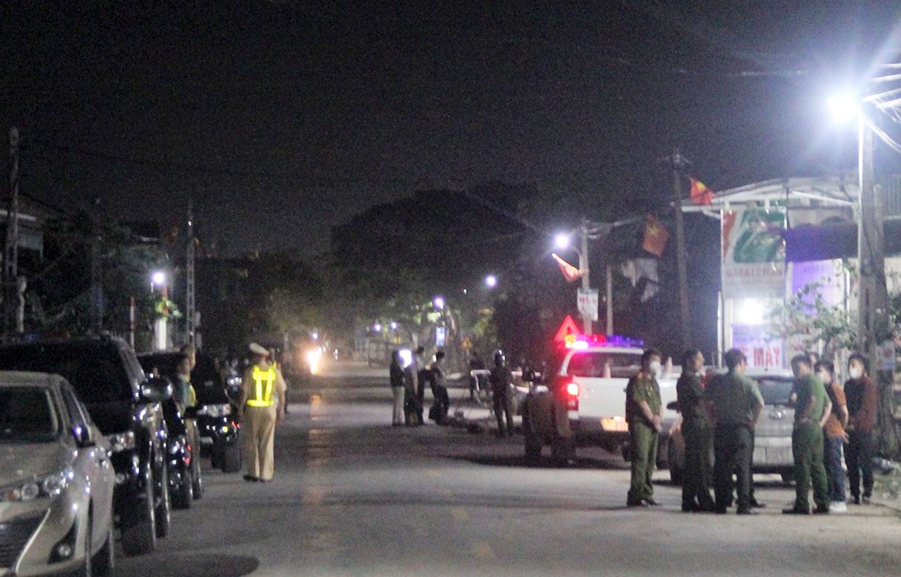 Lực lượng công an bảo vệ hiện trường, phân luồng giao thông tối 2/4