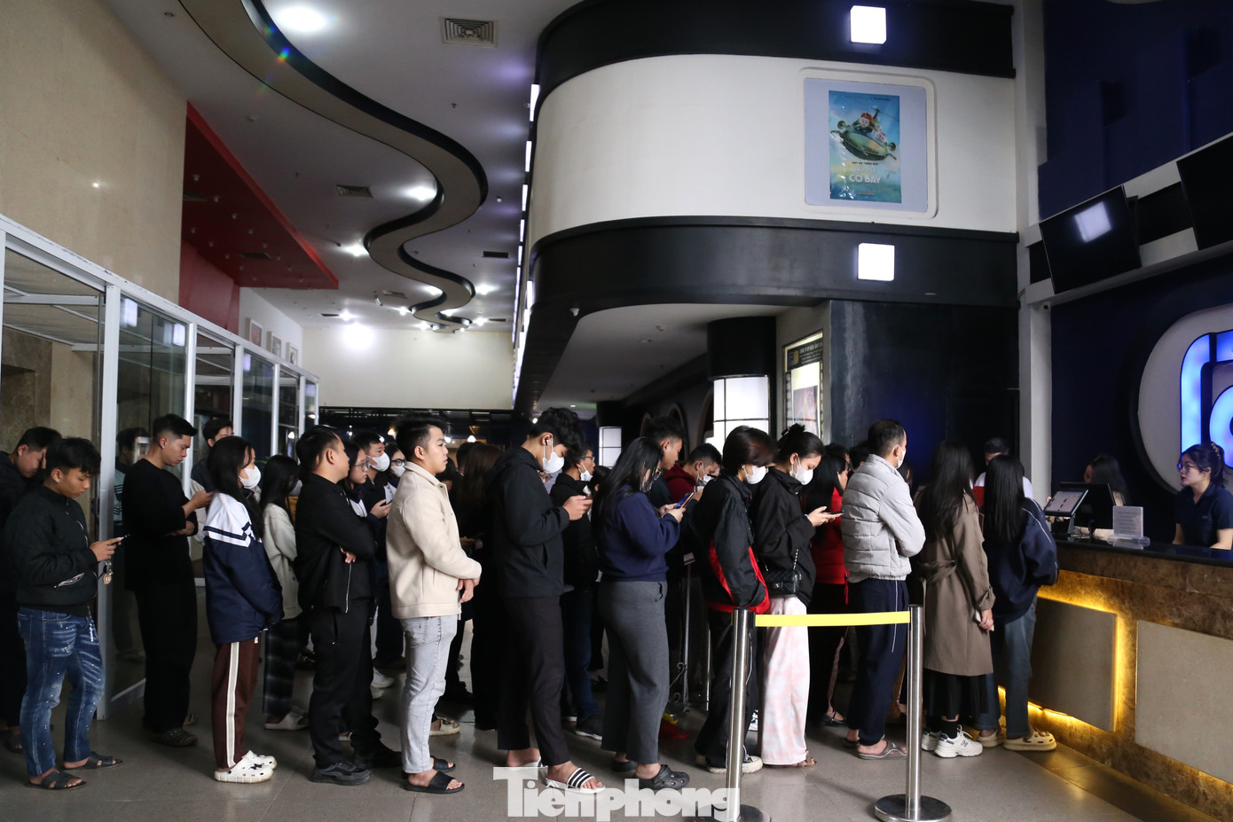 Sau một thời gian gây chú ý trên mạng xã hội, chiều 24/2, bộ phim "Đào, phở và piano" đã chính thức có mặt tại TP Vinh, Nghệ An. Ngay trong ngày đầu công chiếu, bộ phim đã tạo ra cơn sốt vé. Ghi nhận sáng 25/2, có rất đông khán giả xếp hàng tại quầy bán vé rạp 12/9 (TP Vinh) để sở hữu những tấm vé thưởng thức bộ phim lịch sử này.