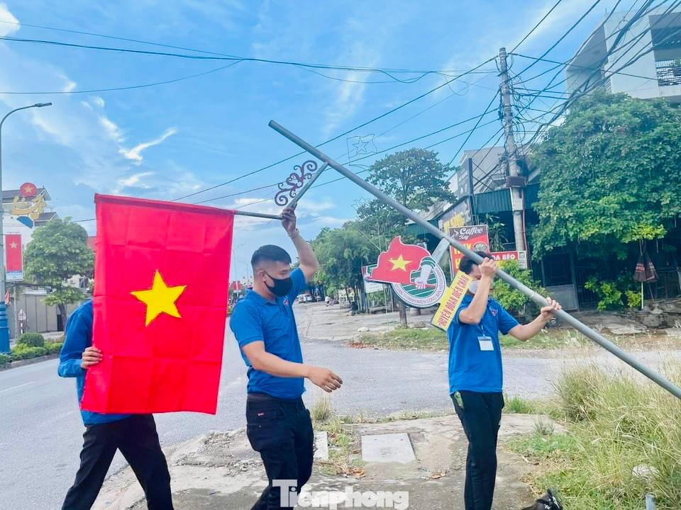 ĐVTN Huyện đoàn Diễn Châu thay mới cờ Tổ quốc dọc quốc lộ 1A chào mừng ngày Quốc khánh. ĐVTN Huyện đoàn Diễn Châu thay mới cờ Tổ quốc dọc quốc lộ 1A chào mừng ngày Quốc khánh.