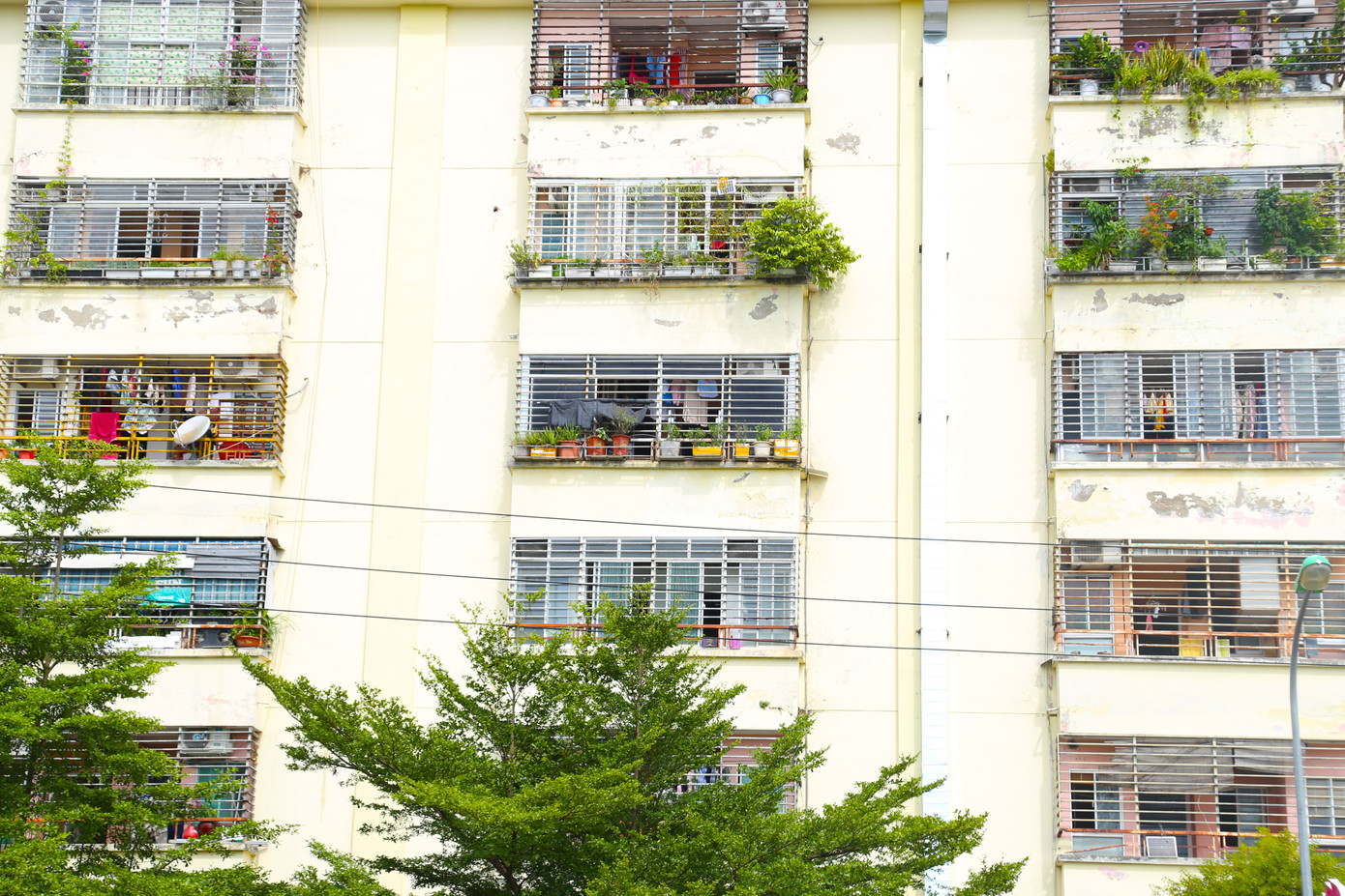 Theo chia sẻ từ các chủ hộ, việc lắp khung sắt nhằm ngăn trộm đột nhập, nhưng chính lớp bảo vệ ấy lại trở thành “lồng sắt tử thần” khi hỏa hoạn xảy ra, không chỉ gây khó khăn cho người ở khi thoát nạn, mà còn cản trở lực lượng cứu hộ tiếp cận hiện trường.