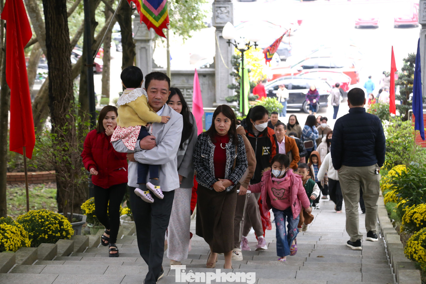 Ghi nhận ngày 31/1(tức mùng 3 Tết Ất Tỵ), rất đông người dân và du khách thập phương đã về đền thờ Hoàng đế Quang Trung để vãn cảnh, chiêm bái, cầu mong một năm mới bình an, phúc lộc, may mắn. Ghi nhận ngày 31/1(tức mùng 3 Tết Ất Tỵ), rất đông người dân và du khách thập phương đã về đền thờ Hoàng đế Quang Trung để vãn cảnh, chiêm bái, cầu mong một năm mới bình an, phúc lộc, may mắn.