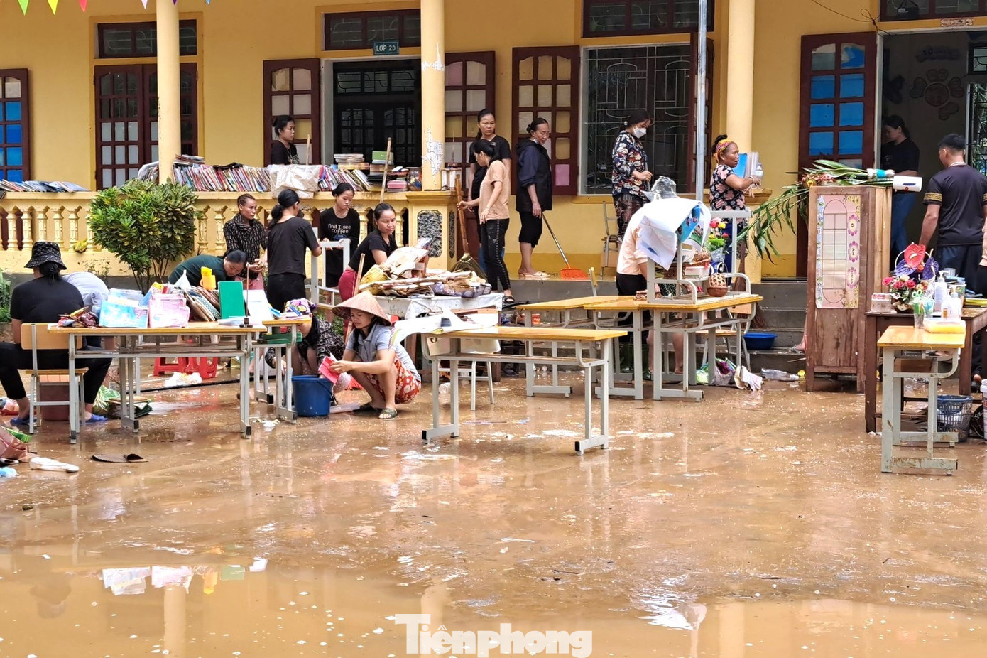Trước đó, mưa lớn kéo dài kết hợp với thủy điện xả lũ khiến nước dâng cao, trường học bị nhấn chìm. Sau hơn 1 ngày ngâm lũ, sách vở, trang thiết bị bám đầy bùn đất, các giáo viên hối hả dọn dẹp.