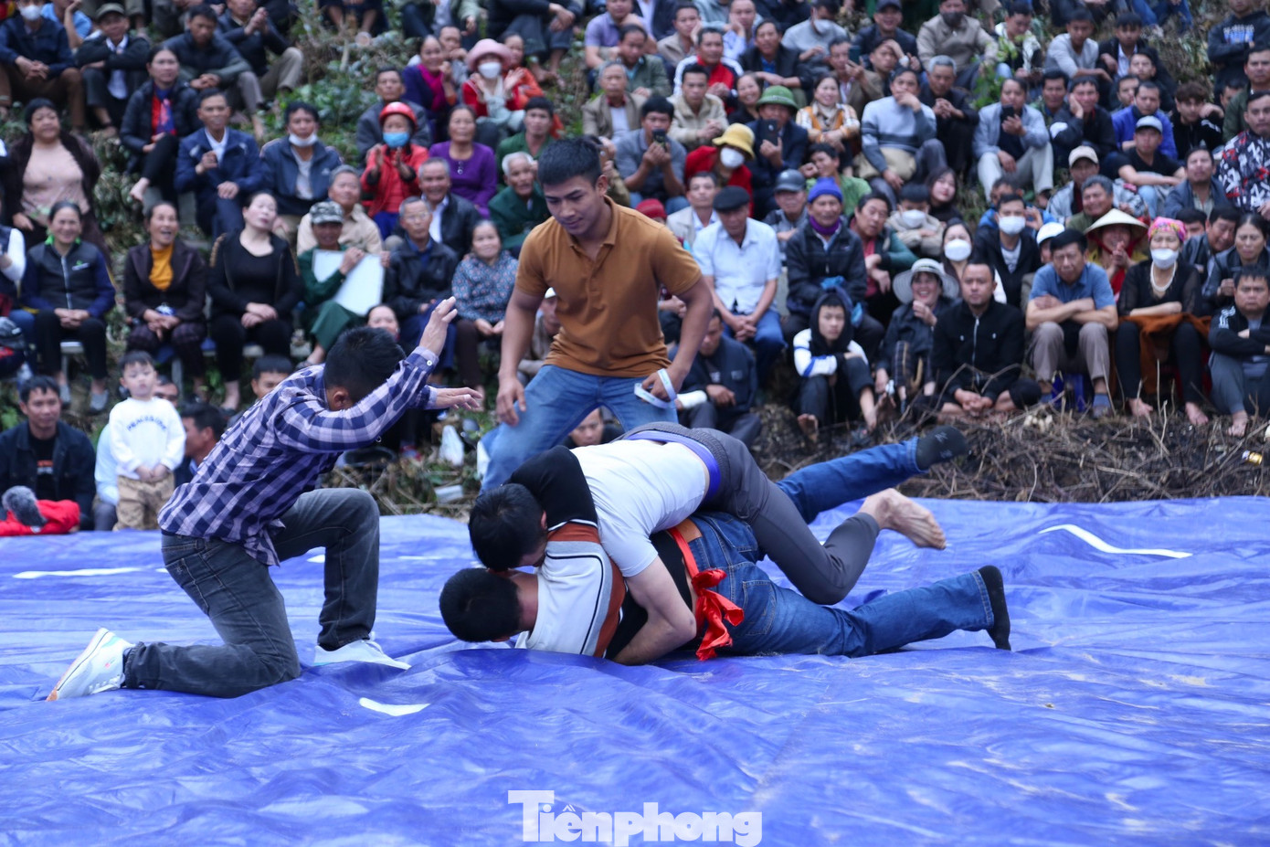 Khi vào cuộc đấu, các đô vật cố gắng tìm sơ hở của nhau để quật ngã đối phương.