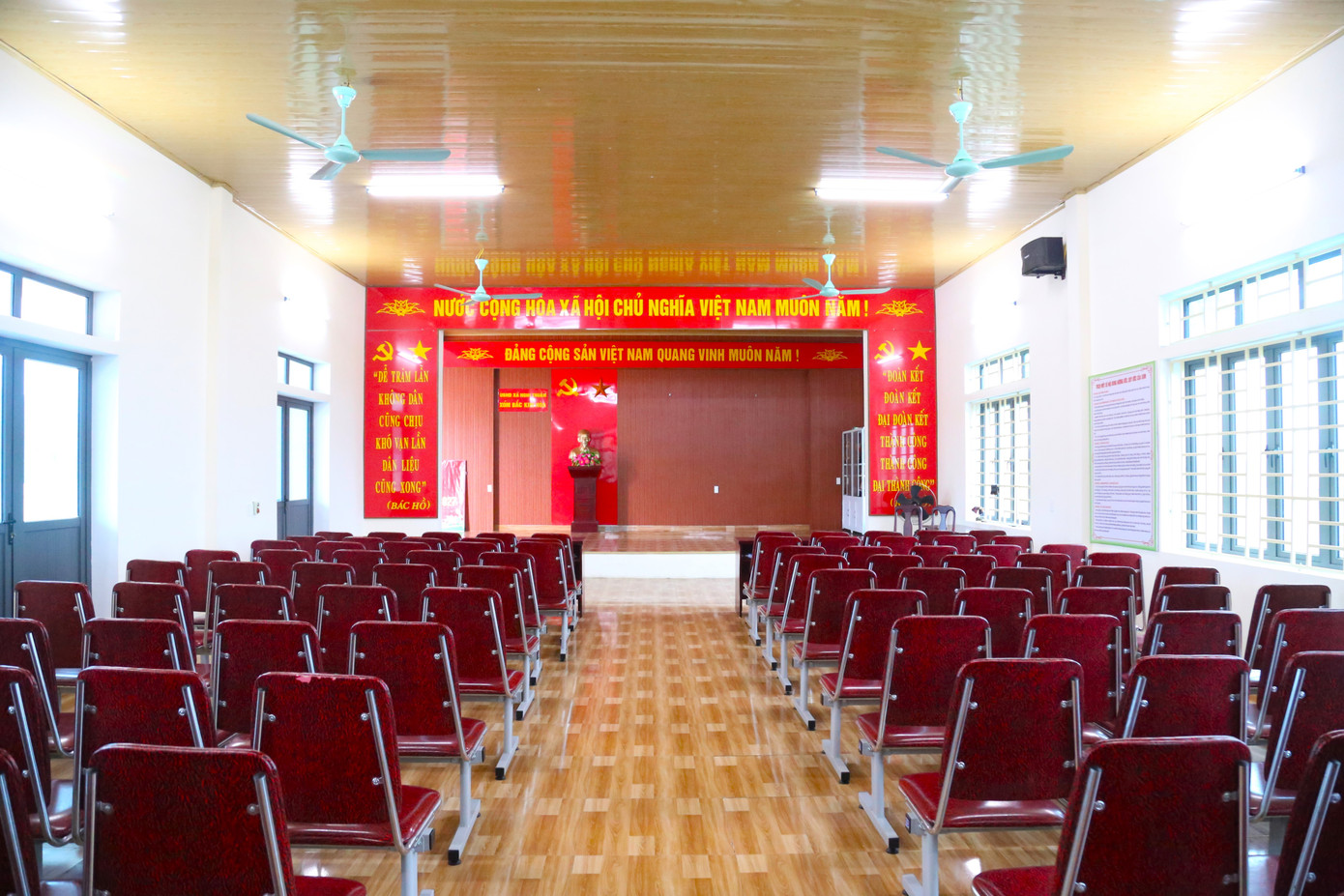 Giám sát trực tiếp an ninh thôn xóm tại nhà văn hóa thôn Bắc Kim Hòa Giám sát trực tiếp an ninh thôn xóm tại nhà văn hóa thôn Bắc Kim Hòa