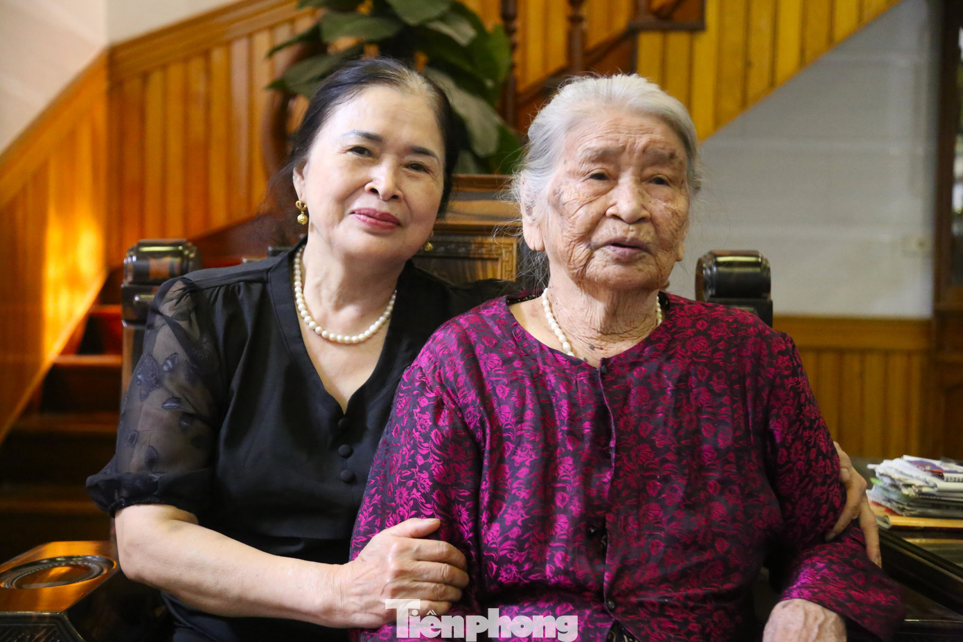 Bà Hoàng Thị Hòa cùng Mẹ Việt Nam anh hùng Nguyễn Thị Cháu. Bà Hoàng Thị Hòa cùng Mẹ Việt Nam anh hùng Nguyễn Thị Cháu.