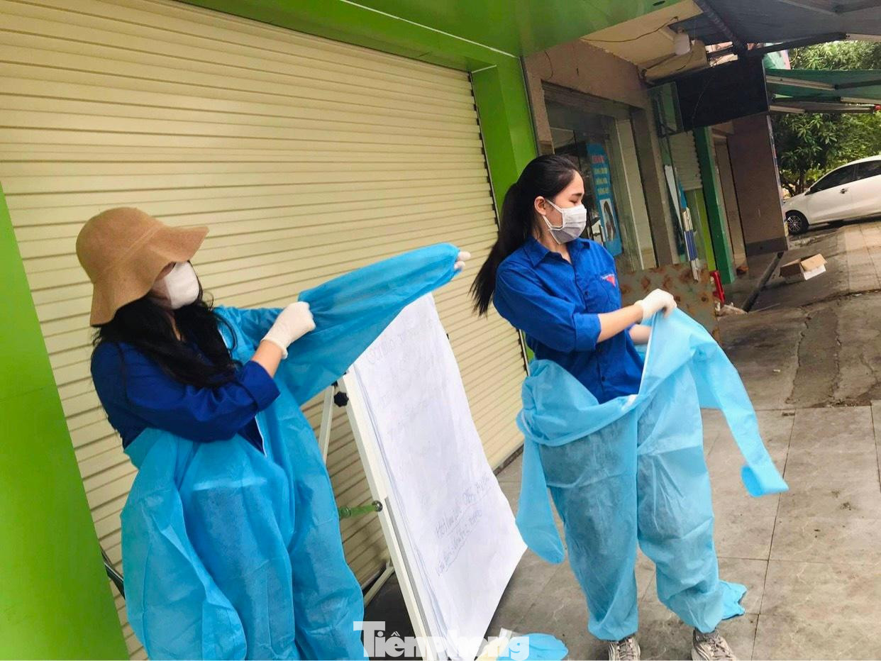 Đúng 6 giờ sáng, đội shipper áo xanh Đoàn phường Vinh Tân, TP Vinh, Nghệ An đã tập trung đầy đủ. Do tính chất phức tạp của dịch bệnh, các shipper có thể nhiễm bệnh bất cứ lúc nào, Đoàn phường đã trang bị những bộ đồ bảo hộ để đảm bảo an toàn trong quá trình vận chuyển thực phẩm cho người dân.