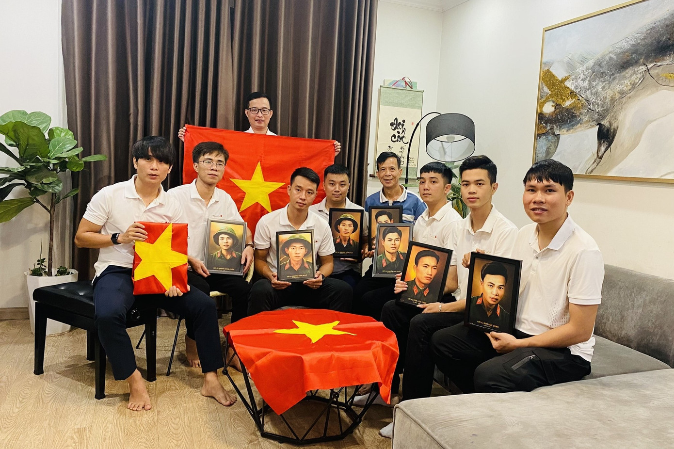 Anh Lê Quyết Thắng (SN 1991, quê Nghệ An, ngoài cùng bên trái), hiện đang sinh sống, làm việc tại Hà Nội, chính là người khởi xướng ý tưởng phục dựng ảnh liệt sĩ để trao tặng các gia đình, thân nhân nhằm tưởng nhớ, tri ân các liệt sĩ đã hy sinh vì Tổ quốc.