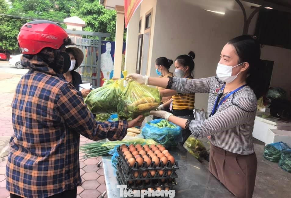 Người dân khi đến các điểm mua hàng phải xuất trình thẻ mua hàng, thực hiện 5K đảm bảo an toàn theo quy định. Nếu không thể đến mua trực tiếp, người dân có thể đăng ký theo khối, tổ dân cư và sẽ được giao hàng về tận nhà. Các mặt hàng đều đã niêm yết giá cả để người dân yên tâm mua sắm. Theo khảo sát, mức giá các mặt hàng lương thực, thực phẩm có phần “mềm” hơn so với tại các siêu thị, các chuỗi cửa hàng nông sản.