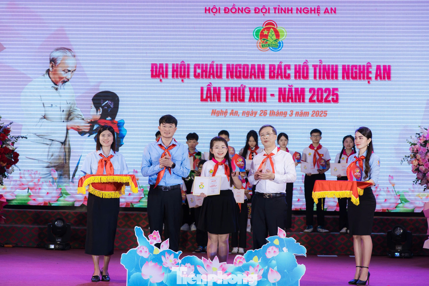 Trong 5 năm qua, thiếu nhi Nghệ An đã luôn tích cực tham gia vào các phong trào của Đội thiếu niên tiền phong Hồ Chí Minh, có nhiều tấm gương có thành tích xuất sắc, tiêu biểu trong học tập, rèn luyện, tham gia sôi nổi hoạt động công tác Đội và phong trào thiếu nhi. Dịp này, Ban Thường vụ Tỉnh Đoàn, Hội đồng Đội tỉnh Nghệ An đã tuyên dương 55 đại biểu là những bông hoa ưu tú, xuất sắc nhất, đại diện cho hơn 500 nghìn bạn thiếu niên nhi đồng trong toàn tỉnh được công nhận đạt danh hiệu “Cháu ngoan Bác Hồ” cấp tỉnh giai đoạn 2020 – 2025. Trong 5 năm qua, thiếu nhi Nghệ An đã luôn tích cực tham gia vào các phong trào của Đội thiếu niên tiền phong Hồ Chí Minh, có nhiều tấm gương có thành tích xuất sắc, tiêu biểu trong học tập, rèn luyện, tham gia sôi nổi hoạt động công tác Đội và phong trào thiếu nhi. Dịp này, Ban Thường vụ Tỉnh Đoàn, Hội đồng Đội tỉnh Nghệ An đã tuyên dương 55 đại biểu là những bông hoa ưu tú, xuất sắc nhất, đại diện cho hơn 500 nghìn bạn thiếu niên nhi đồng trong toàn tỉnh được công nhận đạt danh hiệu “Cháu ngoan Bác Hồ” cấp tỉnh giai đoạn 2020 – 2025.