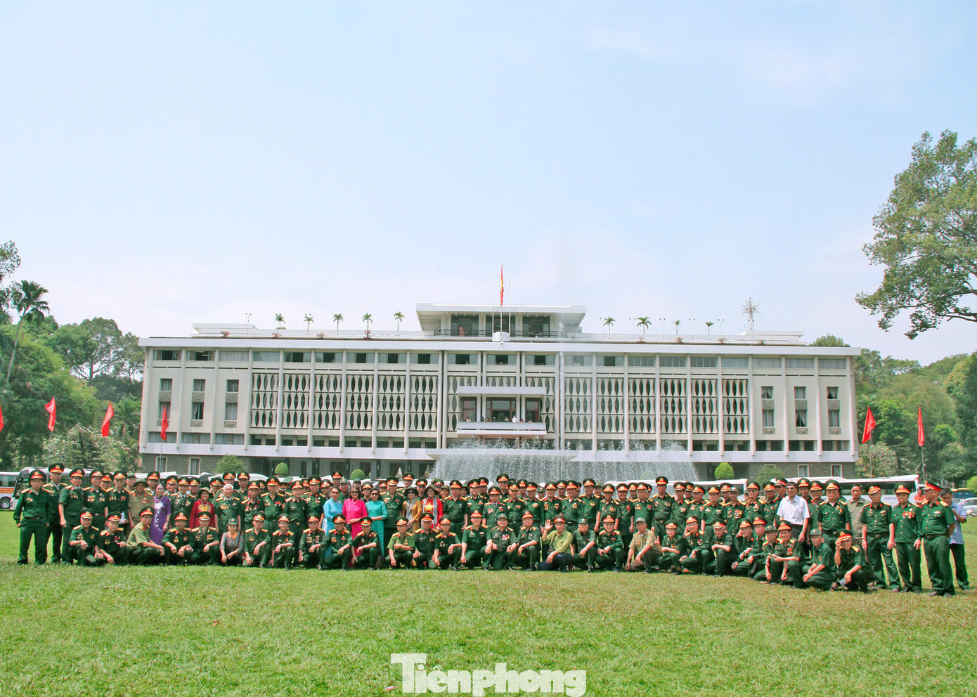 Cựu chiến binh Sư đoàn 320 thăm lại Dinh Độc lập.